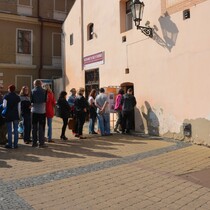 Velk fronty se tvoily na prohldku gotickho mostu a do podzem na Kruhovm nmst. 