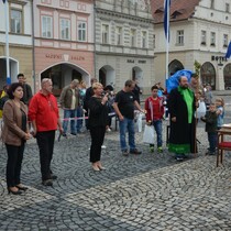 Slavnostn zahjen "ivch ach" ped radnic.  Podkvn pat vem achistm a dtem, kter vydrely s nmi hrt. 