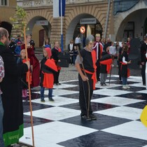 Vtzov achovho turnaje, kter probhal dopoledne v radnici,  sehrli od 16. hodin posledn zpas za pomoci ivch figurek. 