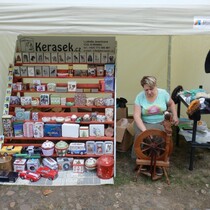 Peden na kolovrtku a prodej plechovch krabiek.