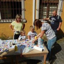 Do pohdkovho dvorku si muzeum pipravilo vrobu paprovch loutek. 