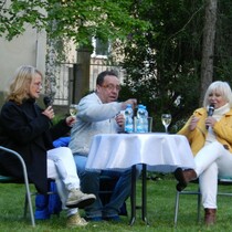 Od 20 hodin vystoupily se svoj talk show Jitka Asterov a Hana kov. Provzel je Petr Mcha. 